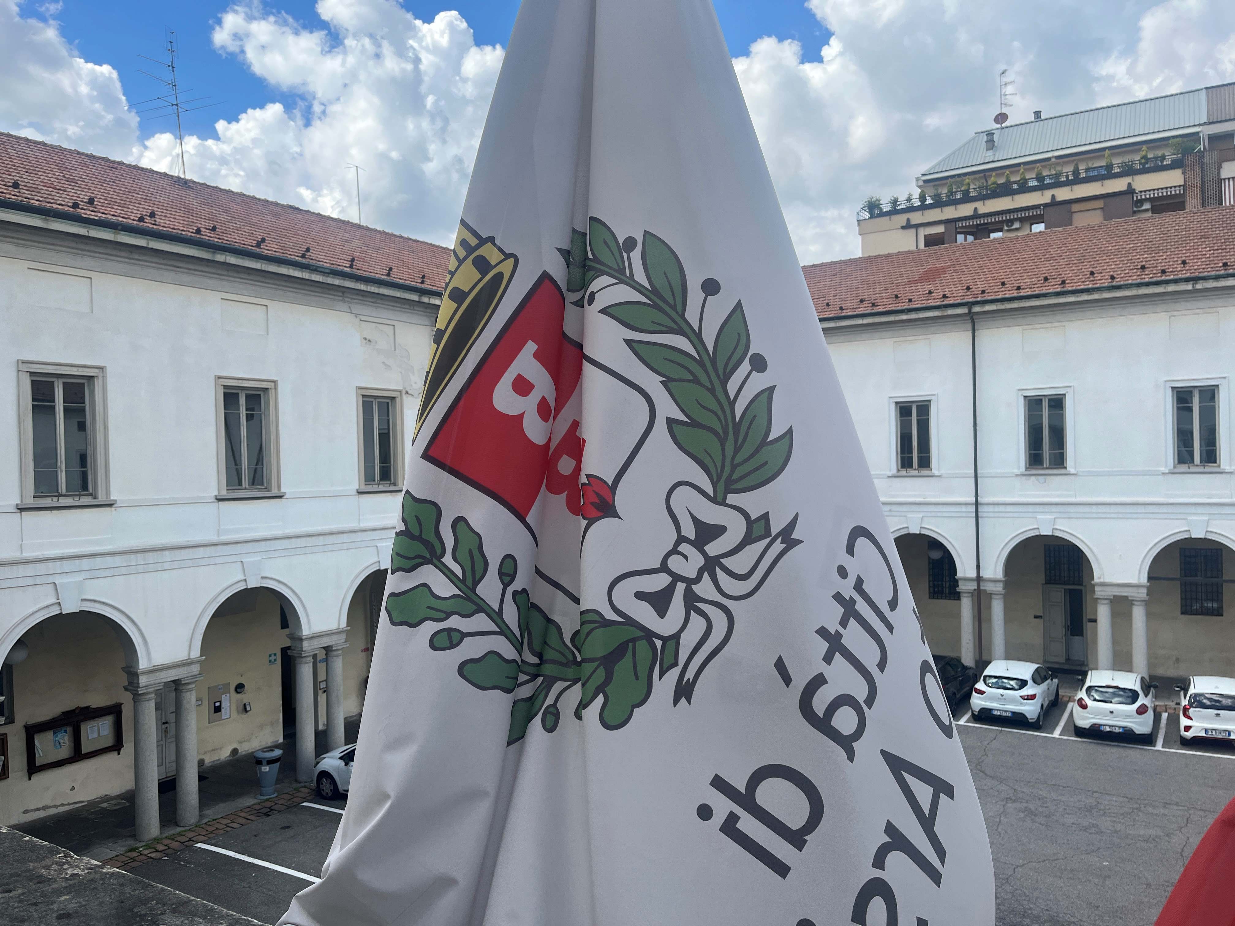Cortile municipio bandiere 1