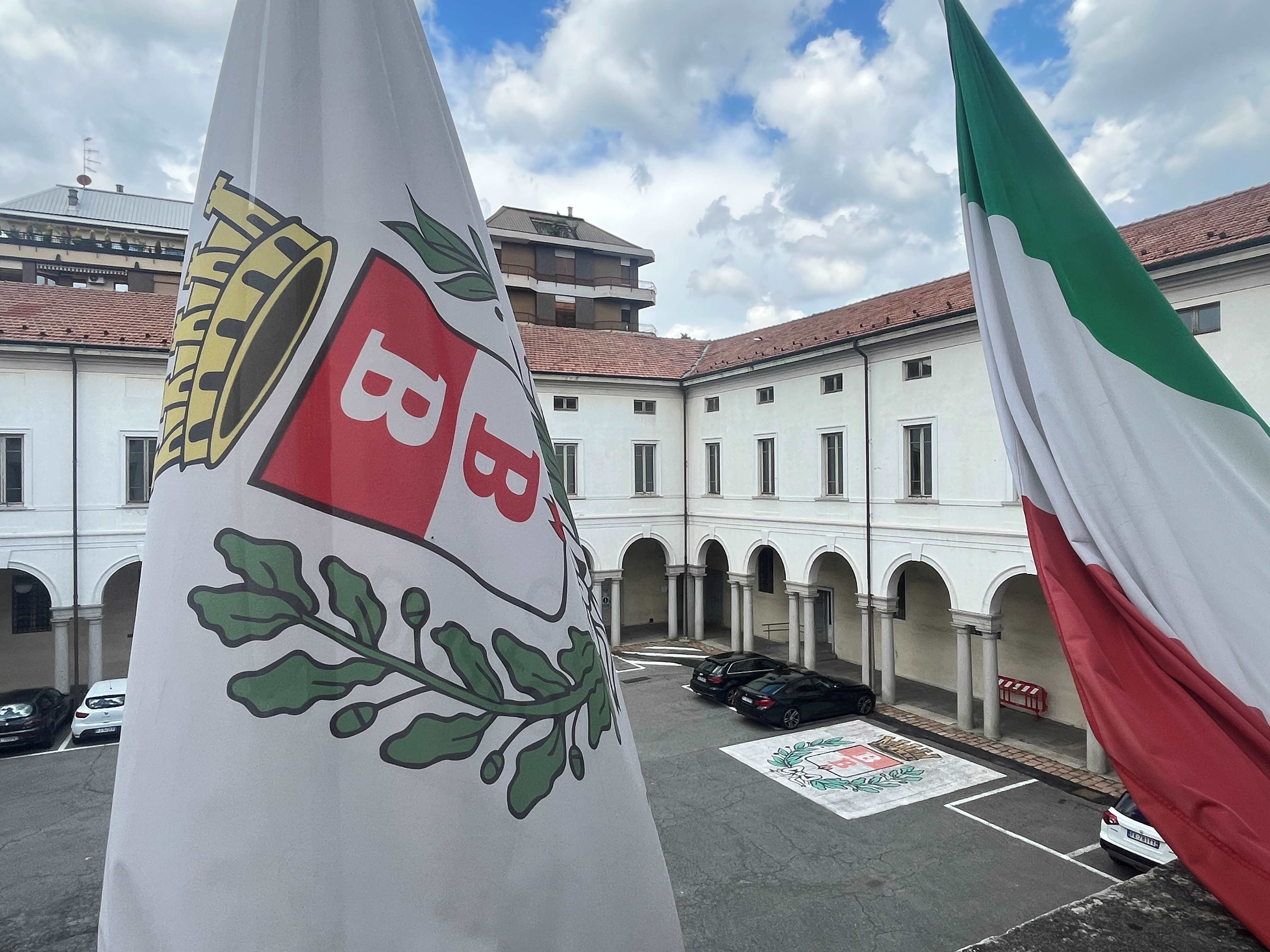 Cortile municipio bandiere 2