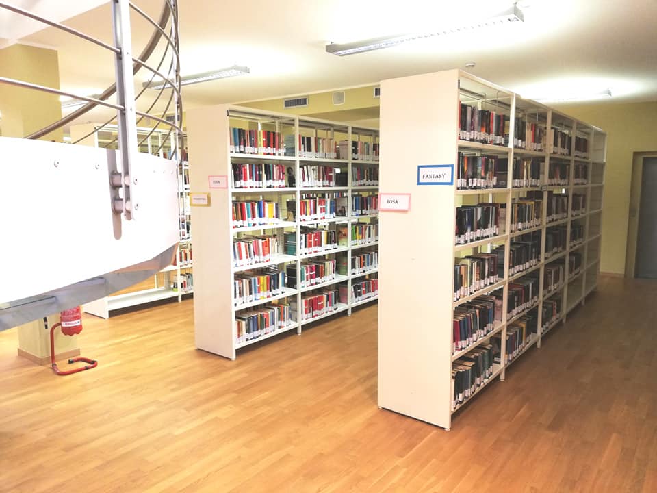 scaffali biblioteca